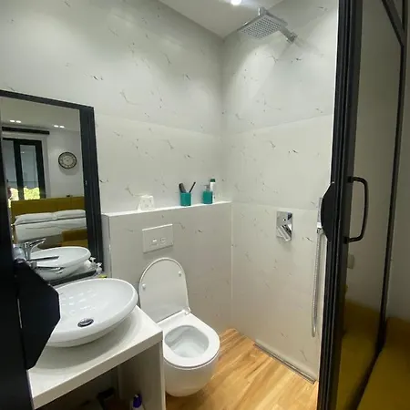 Luxury In Blloku Area ティラナ