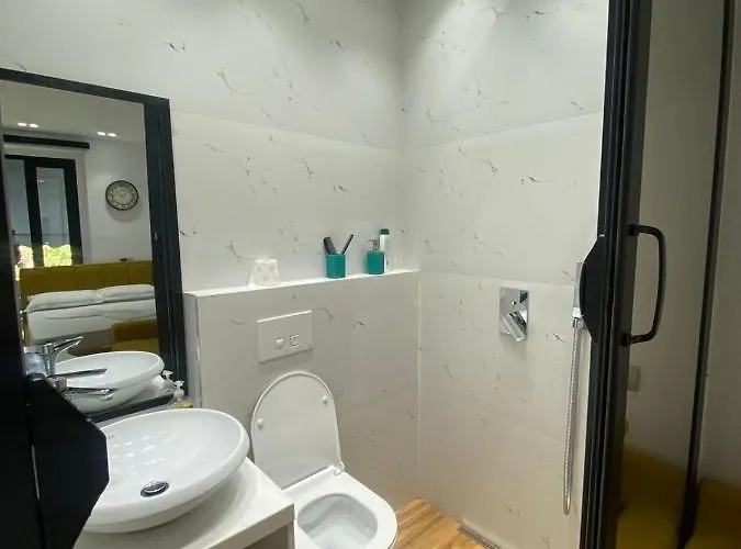 Luxury In Blloku Area ティラナ